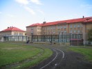 Škola a školní hřiště 2