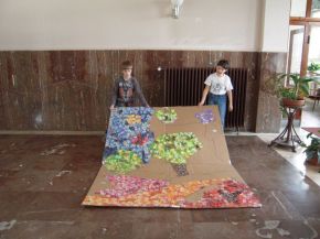 Dan a Michal pózují s obrázkem.