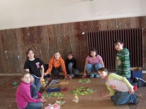 Druhá skupina dětí z III.B  lepí rozstřihané sáčky.