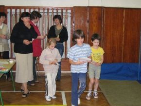 1.stupeň před mikulášskou nadílkou sportoval a soutěžil.